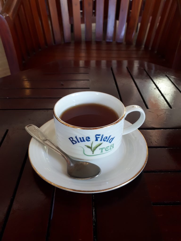 En kopp te i Blue Filed Factory:s café.